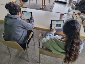 Teilnehmer arbeiten an ökonomischer Bildung im Finanzworkshop